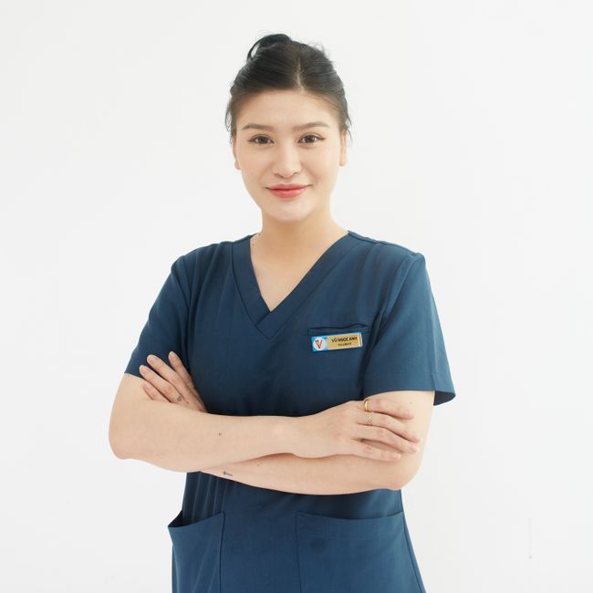 Profissional de estética sorrindo em ambiente acolhedor